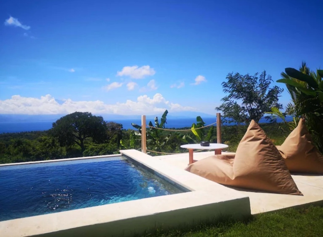 Infinity pool villa overlooking the valley and Mount Agung at golden hour