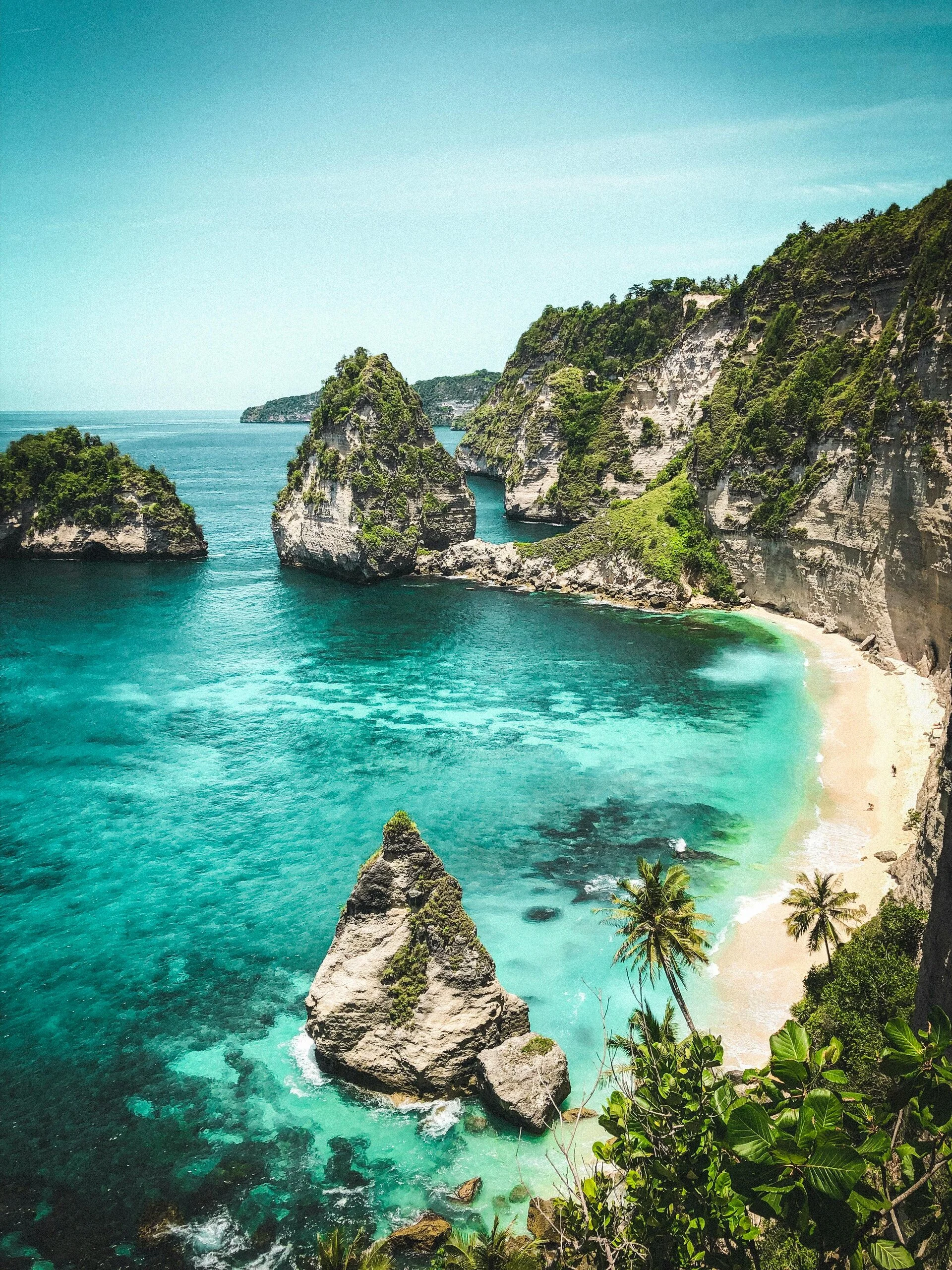 Kelingking Beach cliffs and turquoise waves from above