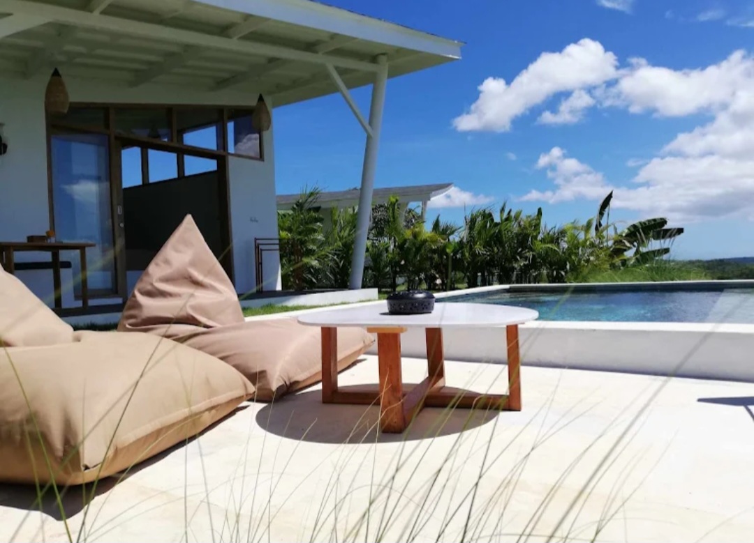 Klik untuk memilih gambar Villa infinity pool overlooking the valley toward Mount Agung